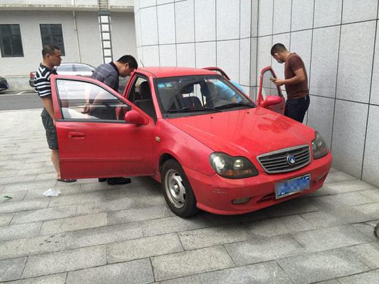 警方对涉案车辆表里进行细心检查提取物证。