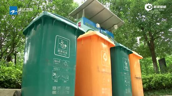 杭州一小区推行智能垃圾桶 能自动翻盖会说话