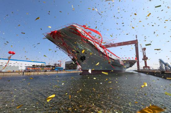 ↑我国第二艘航空母舰下水仪式在中国船舶重工集团公司大连造船厂举行，这是航空母舰下水仪式现场（2017年4月26日摄）。新华社记者李刚摄
