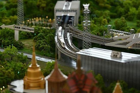 在泰国大城府邦芭茵县清惹克侬站举行的中泰铁路合作项目启动仪式上展出的中泰铁路沙盘模型。新华社记者 李芒茫 摄