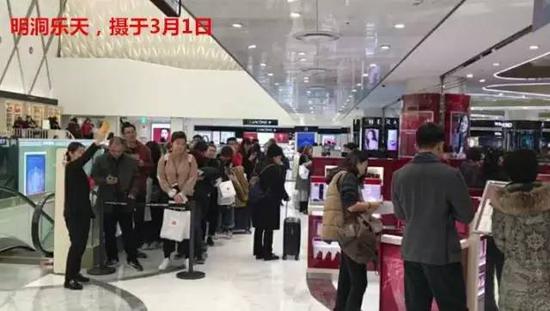 在乐天免税店化妆品楼层，一些以往备受中国游客追捧的柜台前只有零星几人，与之前动辄数十人排队的状况显然不可同日而语。