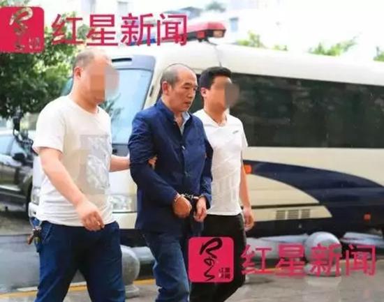 ▲逃亡16年的陈华(中)落网。 本文图均为 红星新闻 图