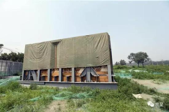 在考古发掘现场发现的保存完整、年代特征明显的古墓被整体迁移保护,待遗址公园建成后它们还会被整体移回进行研究和展示