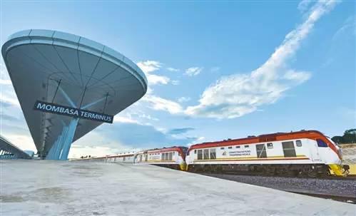 ▲资料图片：5月29日，在肯尼亚蒙内铁路蒙巴萨西站，一列测试列车驶出车站。蒙内铁路是中国帮助肯尼亚修建的一条全线采用中国标准的标轨铁路。
