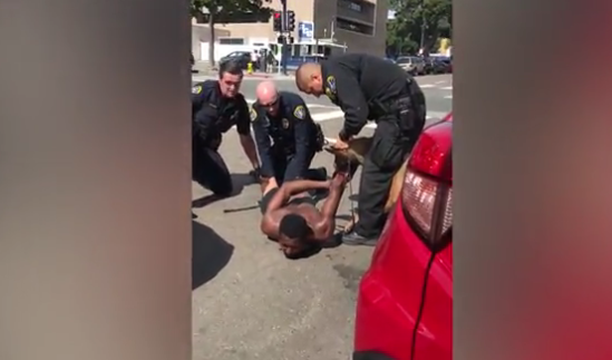 实拍：警察放警犬 被铐黑人嫌犯手臂被咬烂