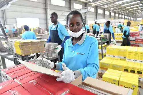 ▲中国投资创造就业助力肯尼亚发展。在肯尼亚卡贾多郡的特福陶瓷有限公司，一名工人检查陶瓷地砖。