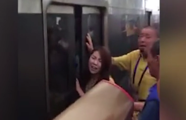 实拍：两女子地铁内打架 一女子头险被车门夹