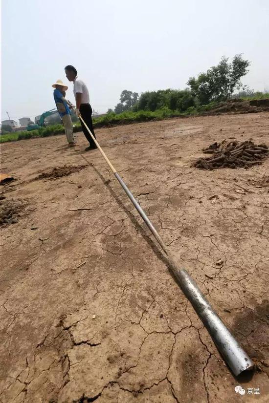 随着工作人员手中的洛阳铲一段段加长,深埋在地下6、7米的古人生活遗迹开始逐渐显现。