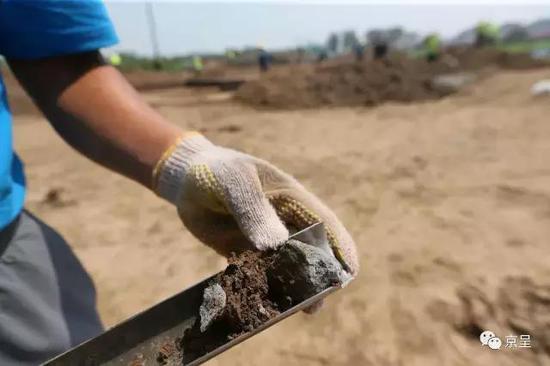 根据地下探测出的墙砖、陶片等物品,考古人员可大致判断出地下遗迹的年代和用途