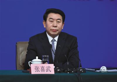 2017年3月9日,时任国务院国资委副主任的张喜武就“国企改革”的相关问题回答中外记者的提问。图/视觉中国