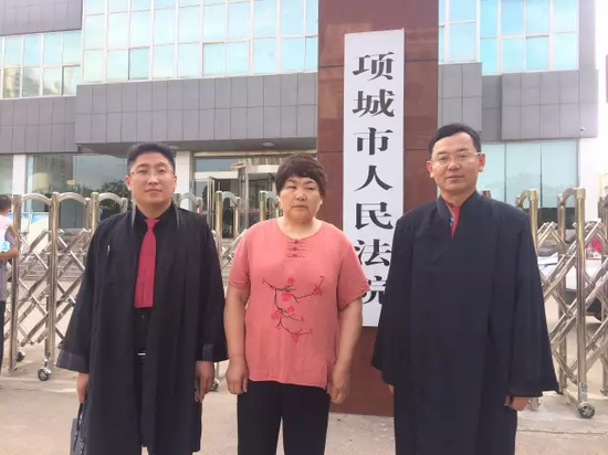 ▲李桂英(中)在法院门口 受访者供图