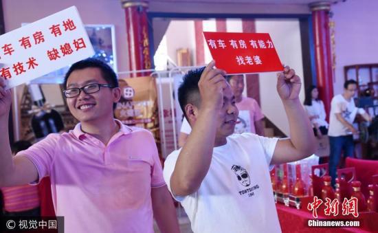 2017年5月20日，河北省邯郸市首届公益家长相亲会举行，活动为邯郸众多单身男女提供相互认识和了解的机会。图片来源：视觉中国