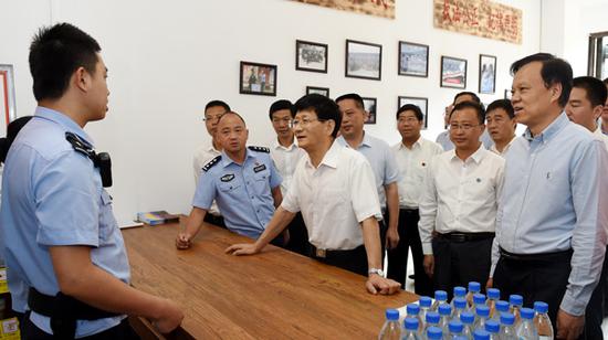 7月11日至12日,中共中央政治局委员、中央政法委书记孟建柱在贵州调研。图为孟建柱在丹寨县考察社区警务工作。郝帆 摄