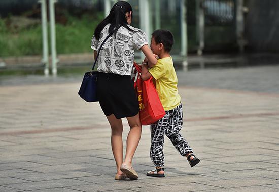 孩子紧紧抓着妈妈手，不让离开。