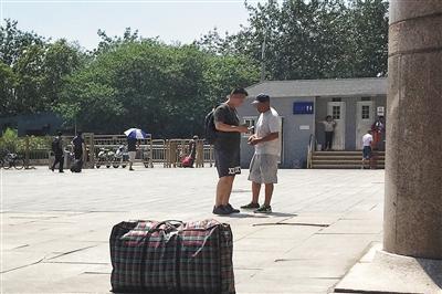 7月7日，北京西站，黄牛和乘客交易火车票。新京报记者 彭子洋 摄