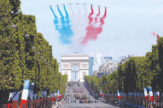 14日，法国巴黎举行国庆日阅兵式。
