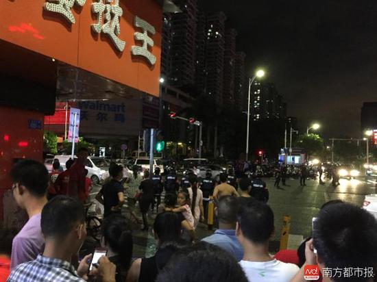 深圳警方:宝安区西乡金港华庭沃尔玛超市持刀