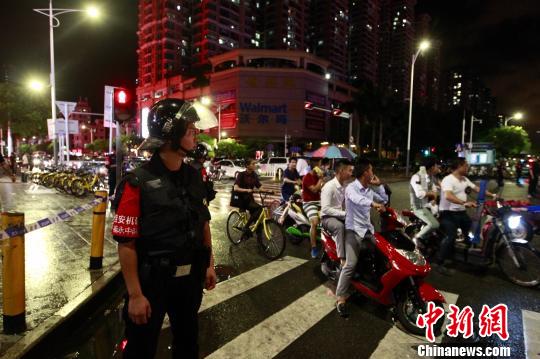 图为深圳警方已封锁现场,案件正进一步侦破中。 钟新 摄