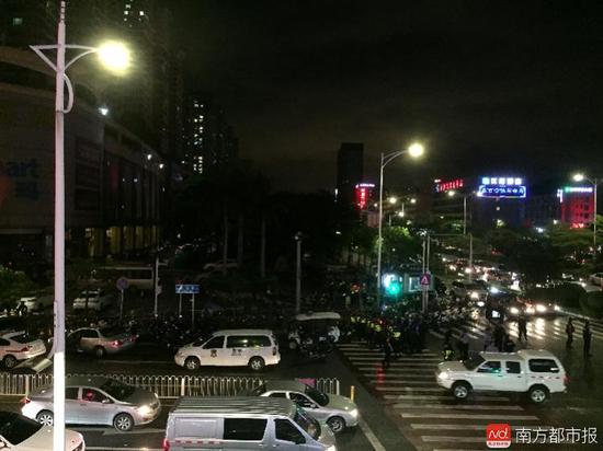 深圳警方:宝安区西乡金港华庭沃尔玛超市持刀