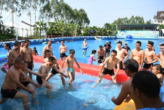 7月11日,游客在重庆市涪陵区一水上乐园内戏水享清凉 新华社记者 王全超 摄