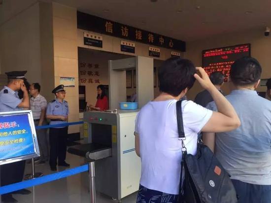 7月18日上午，受害者家属接受安检，进入法庭。新京报记者罗婷 摄