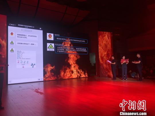 在现场演习中,面对爆燃警情,手机微会诊可以立刻召集专家研究处置方法。 申冉 摄