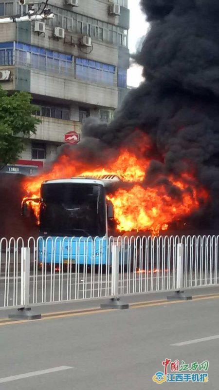 公交车被大火吞没