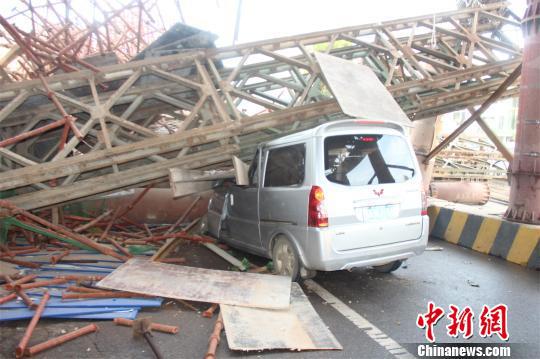 高架工地坍塌压住一过路面包车。 李斌 摄