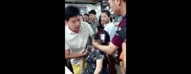 现场视频：女游客打碎30万玉镯吓晕