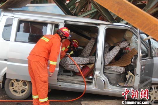 消防官兵展开救援。 李斌 摄