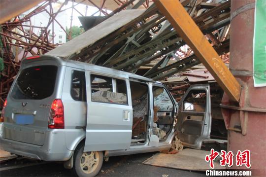 高架工地坍塌压住一过路面包车。 李斌 摄