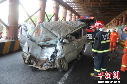 被压面包车被拖出。 李斌 摄