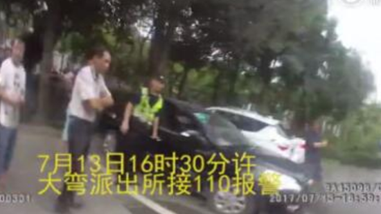 女孩高温天被锁车内昏迷 民警砸窗救人反被抱怨