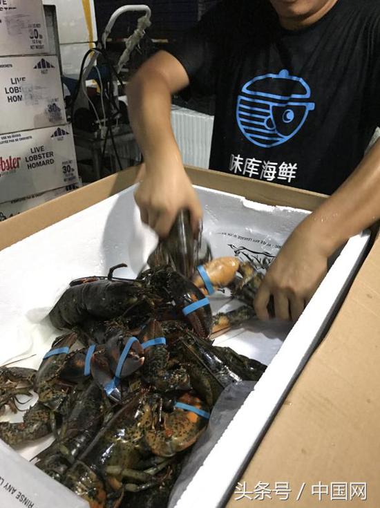 味库海鲜协同仓工作人员凌晨12点接货,挑选,过磅,分装,打包,出仓一夜完成。