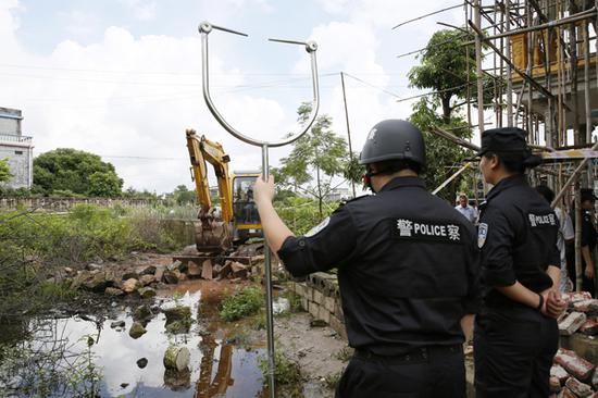 东兴市法院:强制执行8小时 还群众畅通之路|强