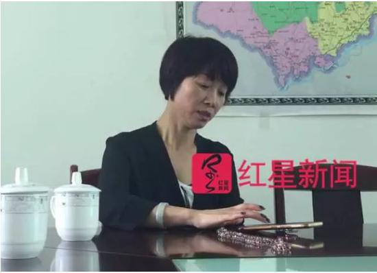 再赴瑞丽进行调解的费女士   图片来源：红星新闻