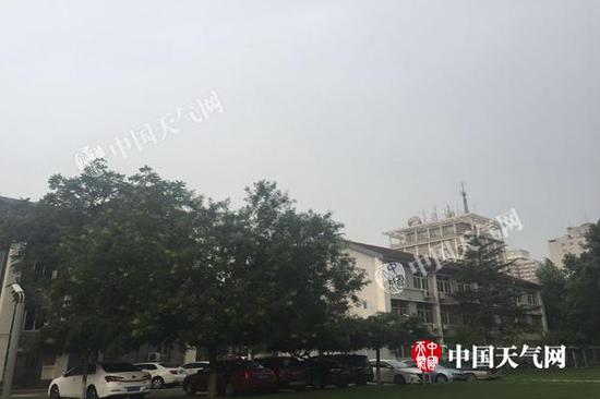 今晨7时左右,北京天空灰蒙蒙的。