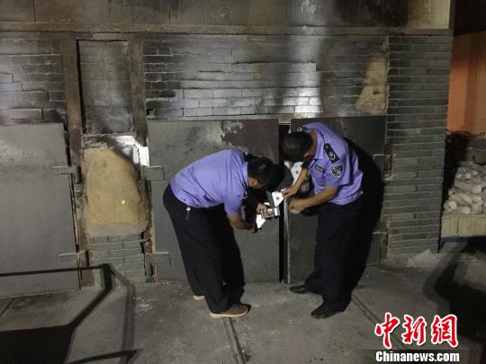 浙江环保执法人员查封设备。 浙江省环保厅供图