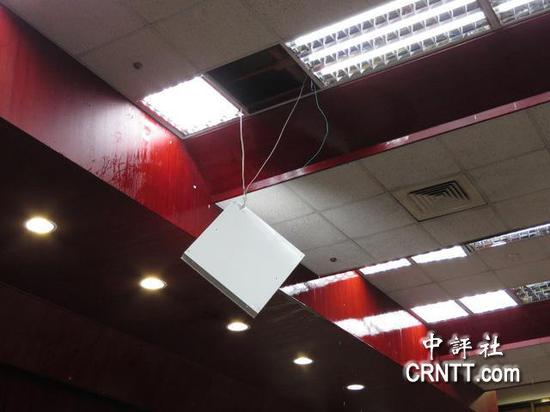 天花板的灯罩被水球砸到，几乎掉下来。