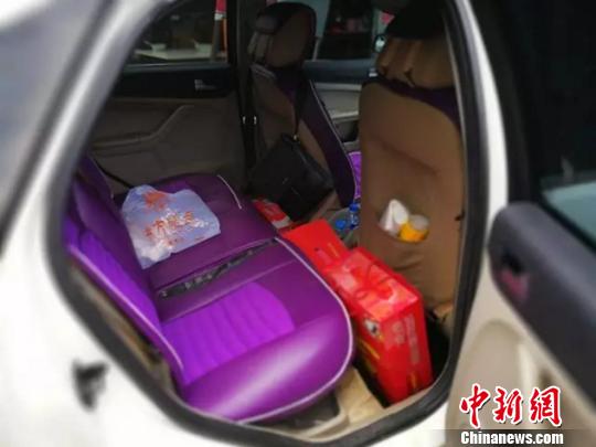 图为汽车后排座上的毒品。 永平县公安局 摄