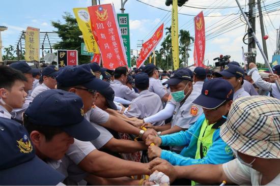 反年抗团体今日（20日）上午顶烈日抗争，并要求直接向蔡办相关人员递陈书情，一度与警方爆发推挤。（图片来源：台湾《联合报》）