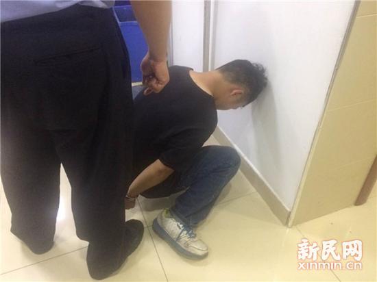 图说:16时10分许,嫌疑人口陶某到案。戴天骄 摄
