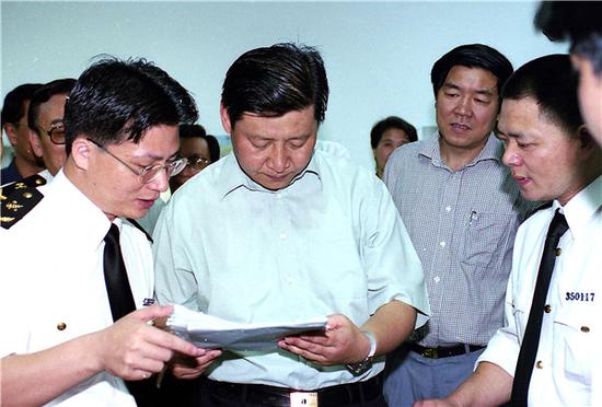 2001年5月，习近平总书记（时任福建省省长）在马尾海关调研。（资料图片）
