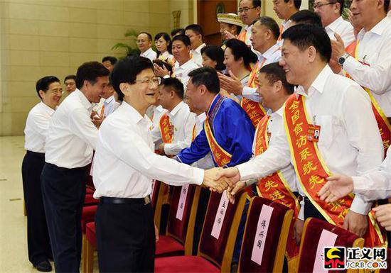 7月18日至19日,第八次天下信访事情集会在北京召开。中共中央政治局委员、中央政法委书记孟建柱出席集会并讲话。图为会前,孟建柱会见天下信访系统先进团体和先进事情者代表。郝帆 摄