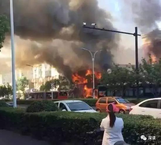 事发现场 爆炸波及路边车辆