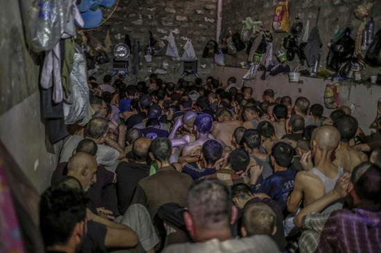 伊拉克政府军把大量IS囚犯关在无电力与通风口的狭窄监狱里。（图片来源：美联社）