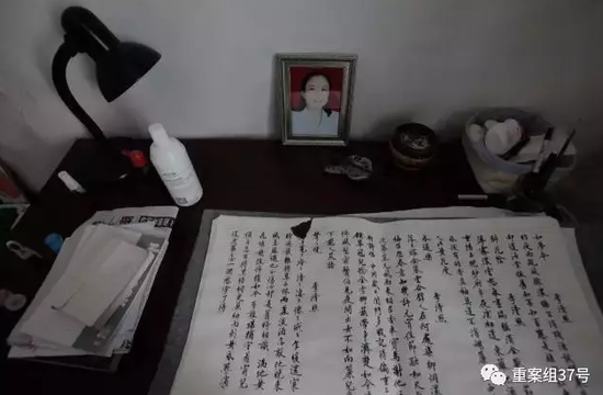 ▲2017年7月17日,赵菁家中的写字台上,摆放着母亲的遗照和书法习作。这一年来,她常常经过训练书法的方式平复本人的心情,同时消磨在家涵养的工夫。