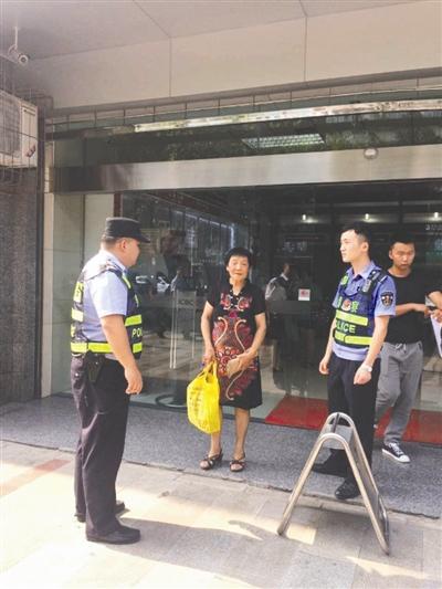 太婆汇款前被民警劝回 龙泉驿区警方 图
