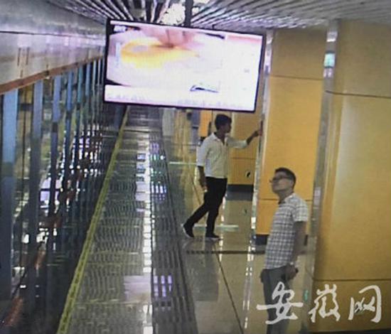 女子正按下“紧迫泊车”键。 安徽网 图