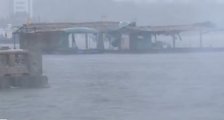 实拍：台风洛克逼近广东沿海 渔船回港避风